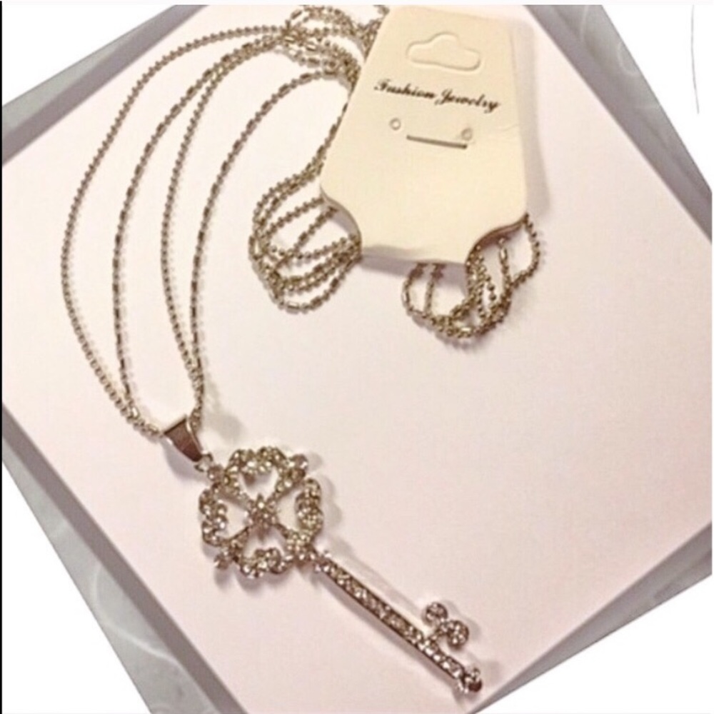 💖Crystal key pendant and necklace💖LAST ONE 💖 - Picture 3 of 3